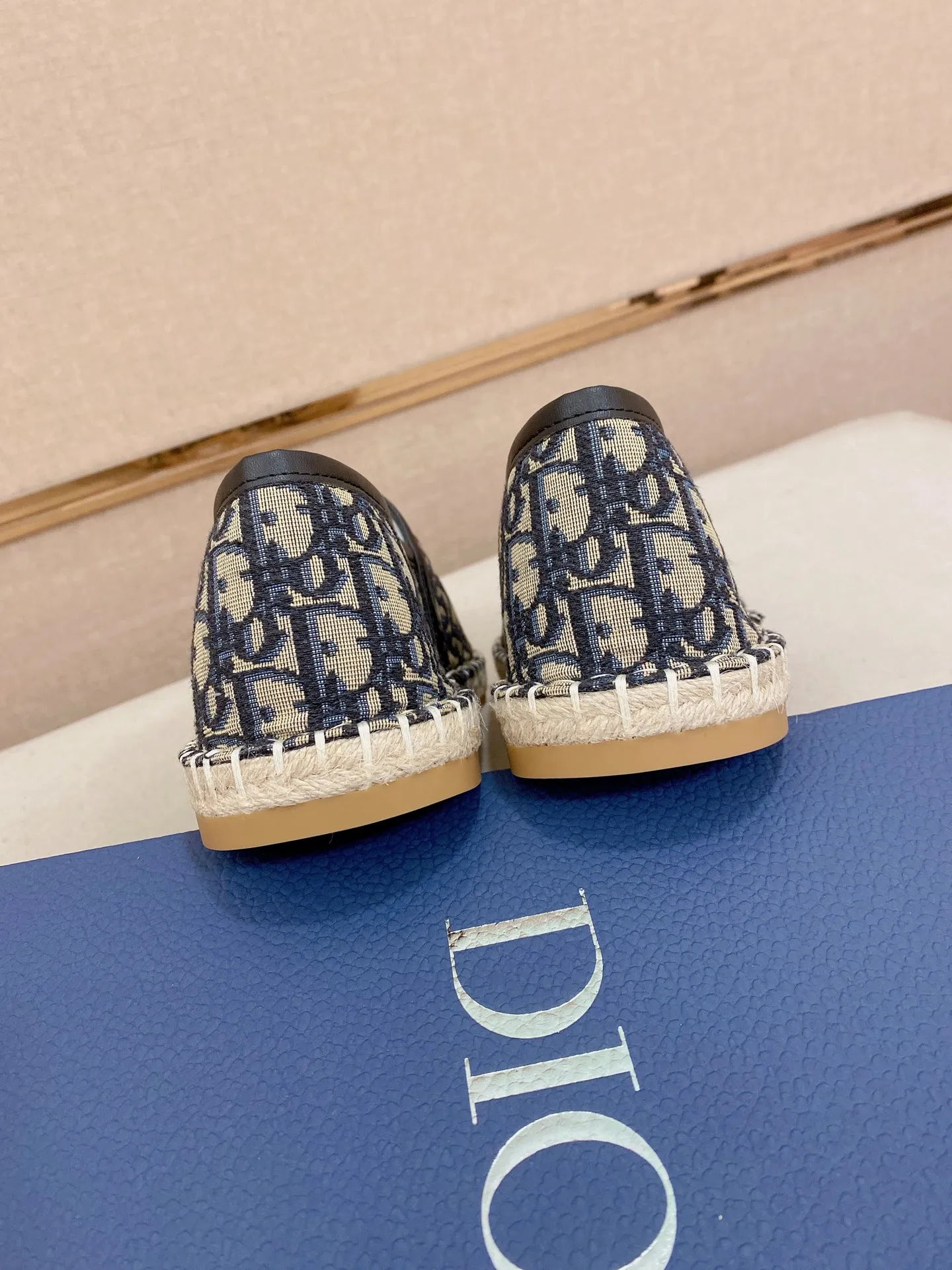 Factory price: 400💰High quality [Dior·Dior] 💫Men's latest slip-on Loaf casual shoes ✔️The original version is available at the counter simultaneously. 1:1 replica🏍️Fabrics: Italian imported fabrics, pure hand-drawn threads, raw rubber breathable and non-slip outsole, lining breathable and comfortable lambskin, 100% comfortable density, original rubber outsole wear-resistant ✔️Code number: 38-44, you deserve it, (Note: 37, 45, 46 can be customized, non-refundable and non-exchangeable)